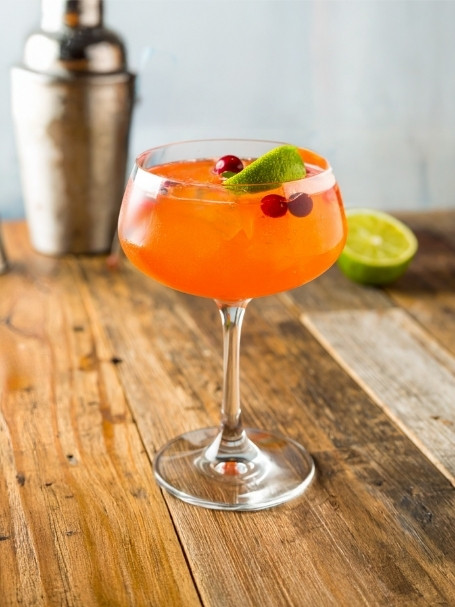 Cocktail Mer de Glace à base de vodka, de jus de cranberry, de nectar de maracuja et de sirop de canne.