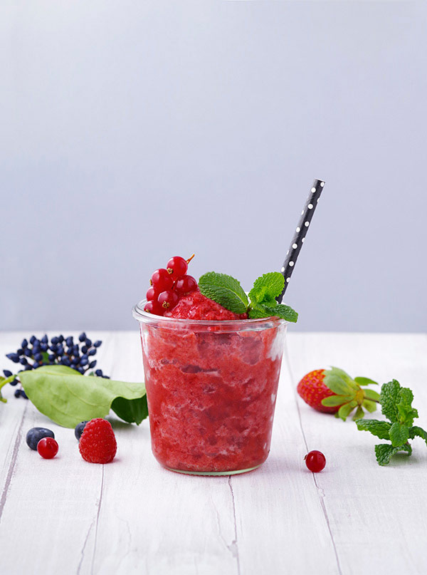 cocktail fruit rouge fraise mures baies menthe basilic paille