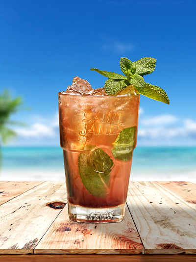 Cocktail mojito impérial à la française au bord de la plage dans un verre Saint James