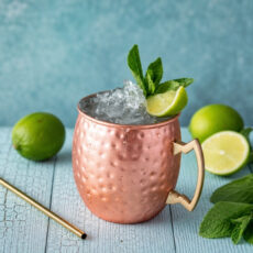 Cocktail Moscow Mule à la vodka et ginger beer, servi dans un mug en cuivre avec des glaçons, du citron vert et des feuilles de menthe