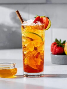 Cocktail Negritaberries, dans un verre long drink, à base de Rhum ambré Negrita, de jus de pomme, de citron vert, de miel, de fraise et d'une pincée de cannelle.