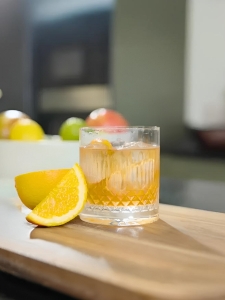 Cocktail Old Fashioned avec du whisky de seigle, du sucre, du bitter servi dans un verre à whisky avec des glaçons.