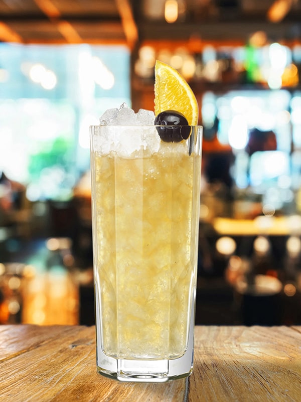cocktail old swizzle avec orange et glaçon dans le verre