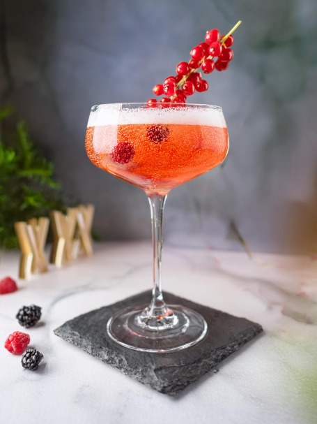 cocktail orphée rose et rouge avec des cassis