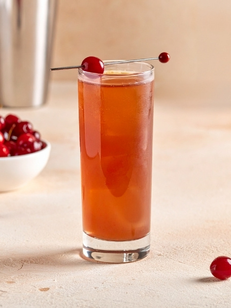 Cocktail Panam à base de whisky, de jus de pamplemousse et de crème de cassis. Dans un verre long drink sans glaçons.