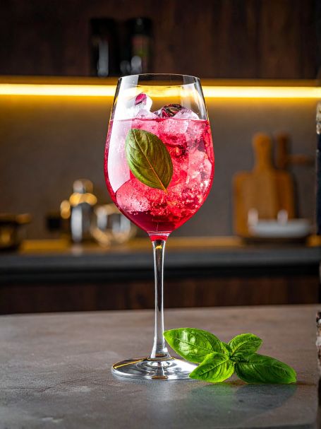 cocktail parfum gourmand verre à pied feuilles de menthe et glace pillée
