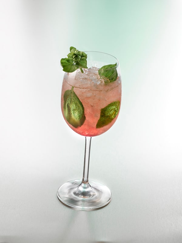 cocktail parfum gourmand verre à pied feuilles de menthe et glace pillée