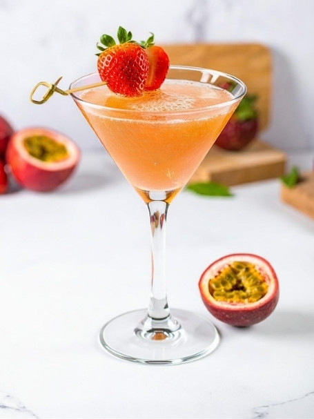 Cocktail Passion D'Artigny, à base de pétillant sans alcool, de nectar de maracujà et de sirop de fraise.