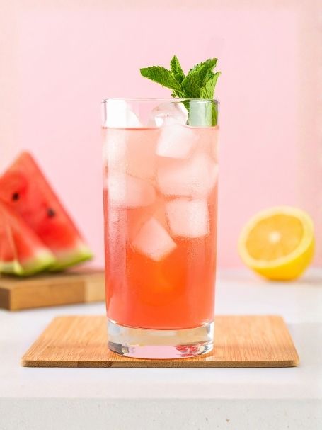 cocktail pink paradise avec pastèque en forme d'étoile.