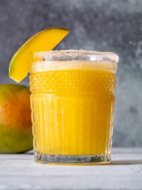 Cocktail planteur mango et orange à base de rhum ambré, de jus d'orange, de nectar de mangue et de sirop de grenadine. Dans un verre old fashioned sans glaçons.