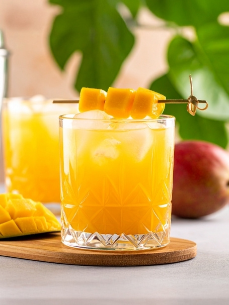 Cocktail pure brazilian dans un verre old fashioned, à base de cachaça, de mangue et de maracujà.