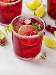 Cocktail avec du gin, cranberry et citron vert.