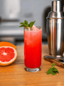 Cocktail avec du pamplemousse et de la vodka servi dans un verre long drink