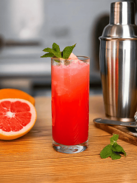 Cocktail avec du pamplemousse et de la vodka servi dans un verre long drink