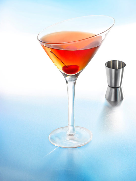 cocktail rob roy doseur fond bleu verre