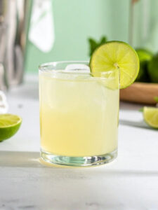 Cocktail Samba Collins, à base de Cachaça, de bitter, de jus de citron vert et de sirop de canne. Dans un verre old fashioned.