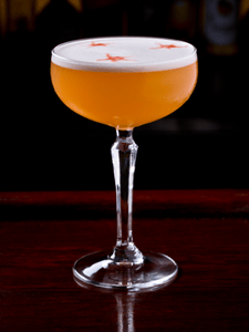 Cocktail Sidecar servi dans un verre à cocktail, avec du cognac, du Cointreau, et du jus de citron.