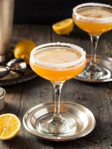 Cocktail Sidecar servi dans un verre à cocktail, avec du cognac, du Cointreau, et du jus de citron.