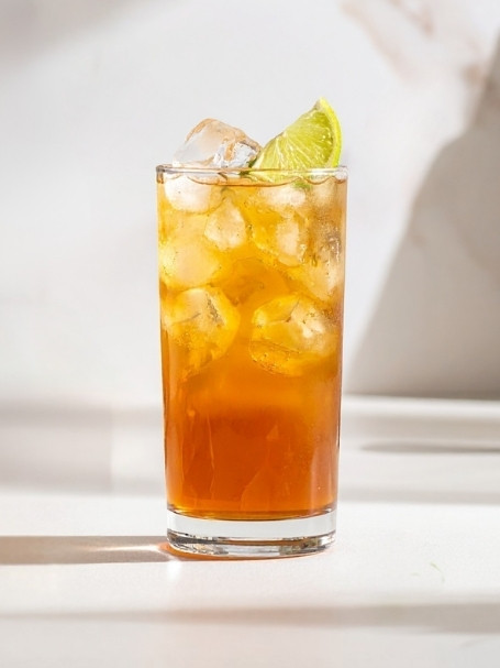 Cocktail So Good Sir dans un verre long drink, à base de Blended Scotch Whisky Sir Edward's, de nectar de maracujà Caraïbos, de jus de citron vert, et de sirop de canne bio Canadou.