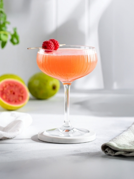 Cocktail Soleil Couchant, à base de Muscat, de Nectar de goyave et de sirop de coco.