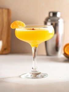 Cocktail Sour Clyde, dans un verre à cocktail, à base de Irish Whiskey Paddy, de liqueur de mandarines, de Sirop de canne Canadou et de jus de citron vert.