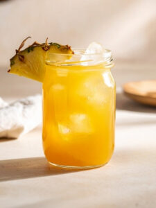 Cocktail sans alcool Sous les Tropiques, dans une jar, à base de Caraïbos Planteur des îles, de nectar de poire et de sirop de vanille.