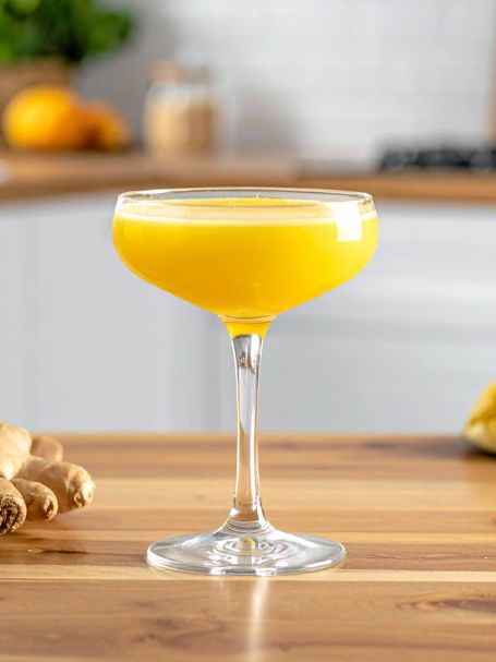 Cocktail spicy mango avec vodka, crème de mangue et nectar de maracujà servi dans un verre à cocktail