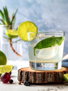 Cocktail à la Tequila servi dans un verre avec glaçons et tranche de citron jaune