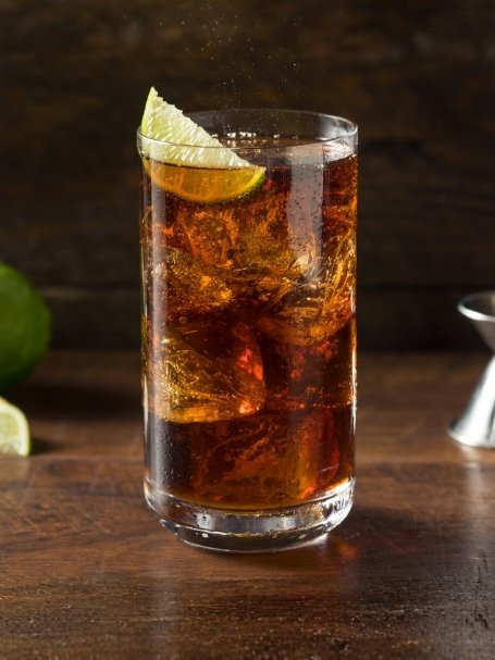 Cocktail The Bartons Cola, dans un verre long drink, à base de whisky canadien Sam Barton,de jus de citron vert pressé, de cola et de glaçons.