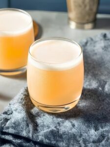 Cocktail Vaudoo Fever dans un verre old fashioned, à base de Rhum royal blanc Saint James, de nectar de goyave Caraïbos et de nectar de maracujà Caraïbos.
