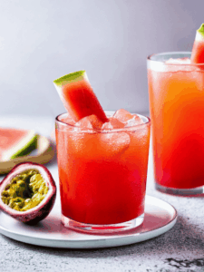 Cocktail sans alcool avec du jus de pastèque, nectar de maracuja, le jus de cranberry servi dans un verre avec des glaçons.