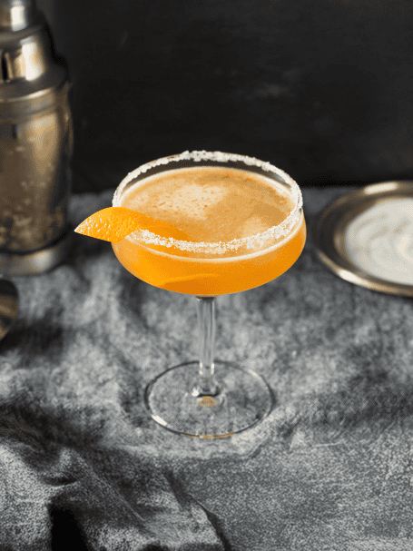 Cocktail whisky sidecar avec whisky, triple sec, sirop de canne et jus de citron.