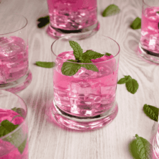 Cocktails roses pour une soirée entre filles