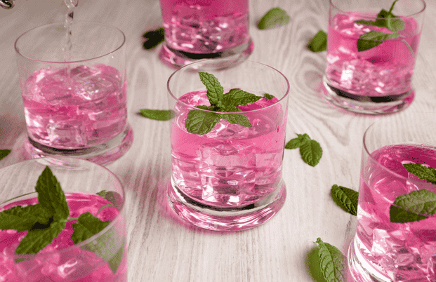 Cocktails roses pour une soirée entre filles