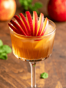 cocktail décoré avec un pomme coupée en évantail