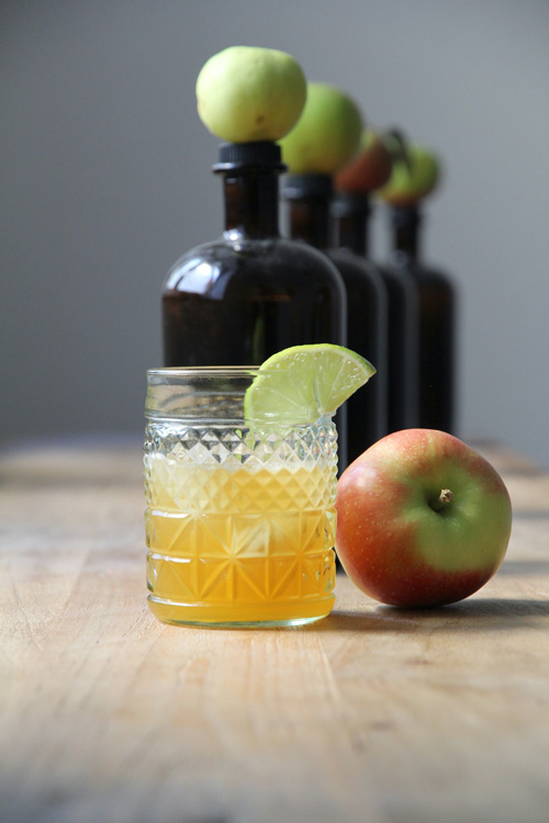 recette cocktail apple shake avec des pommes verre old fashioned et des bouteilles