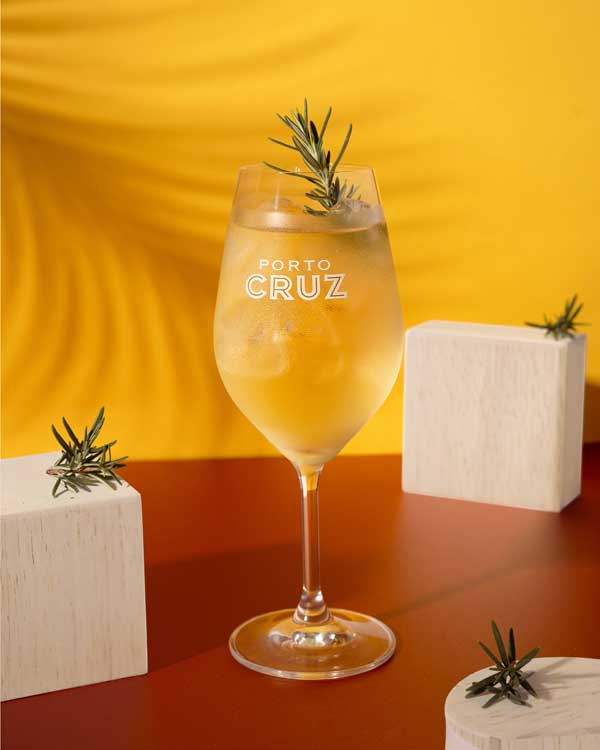 cocktail cruz tonic au porto blanc cruz et tonic servi dans un verre à pied