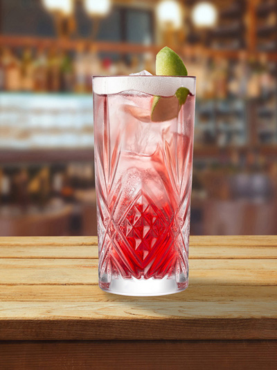 cocktail duelling avec du citron dans un verre long drink posé sur une table de bar