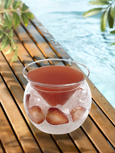 recette de cocktail à la tequila frozen strawberry dans un verre avec de la glace pilé et des fraises