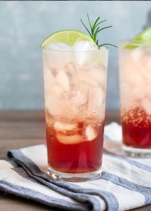 Cocktail rouge whisky limonade framboise