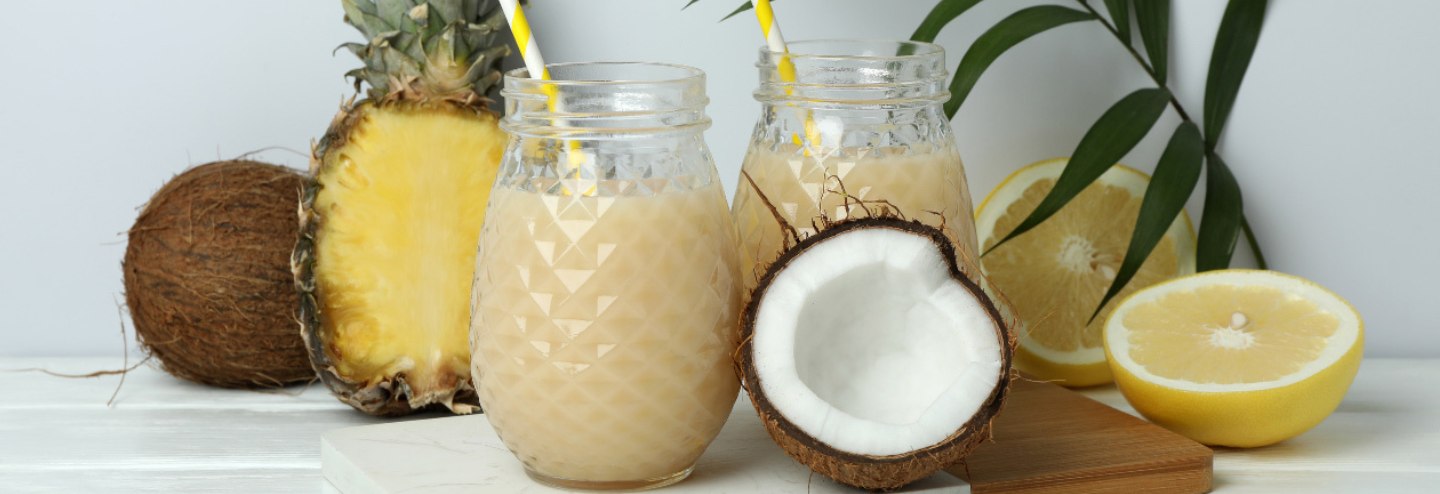 cocktail pina colada a la noix de coco et jus d'ananas
