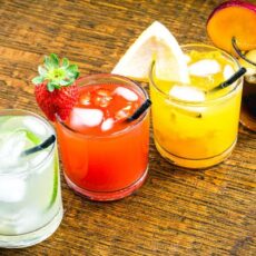 Boissons avec de la cachaça : caïpirinha, avec des fraises, du citron, du rhum