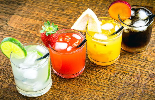 Boissons avec de la cachaça : caïpirinha, avec des fraises, du citron, du rhum