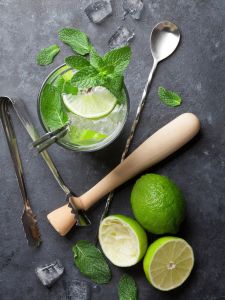 Accessoires pour faire un cocktail : cuillère à mélange, pilon