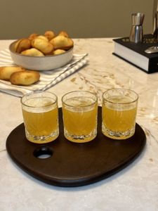 Cocktail Shot Madeleine, à base d'Amaretto, de triple sec et de jus d'ananas.