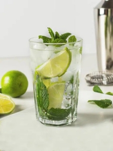 cocktail Mojito, une recette à base de rhum blanc, décorée de menthe.