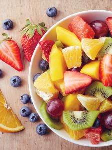 Fruits frais : kiwis,  fraises, raisins, oranges, myrtilles