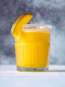 Cocktail batida avec de la cachaça et du nectar de mangue servi dans un verre avec de la glace