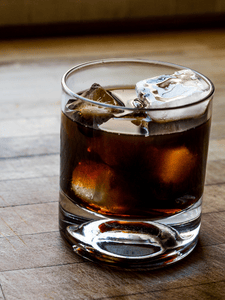 Cocktail Black Russian dans un verre à rocks, composé de vodka et de liqueur de café, servi avec des glaçons