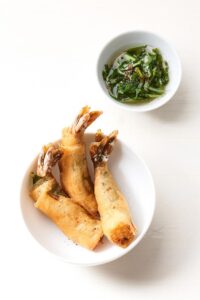 Recette croustillant de gambas au basilic salade d'herbes et vinaigrette framboise